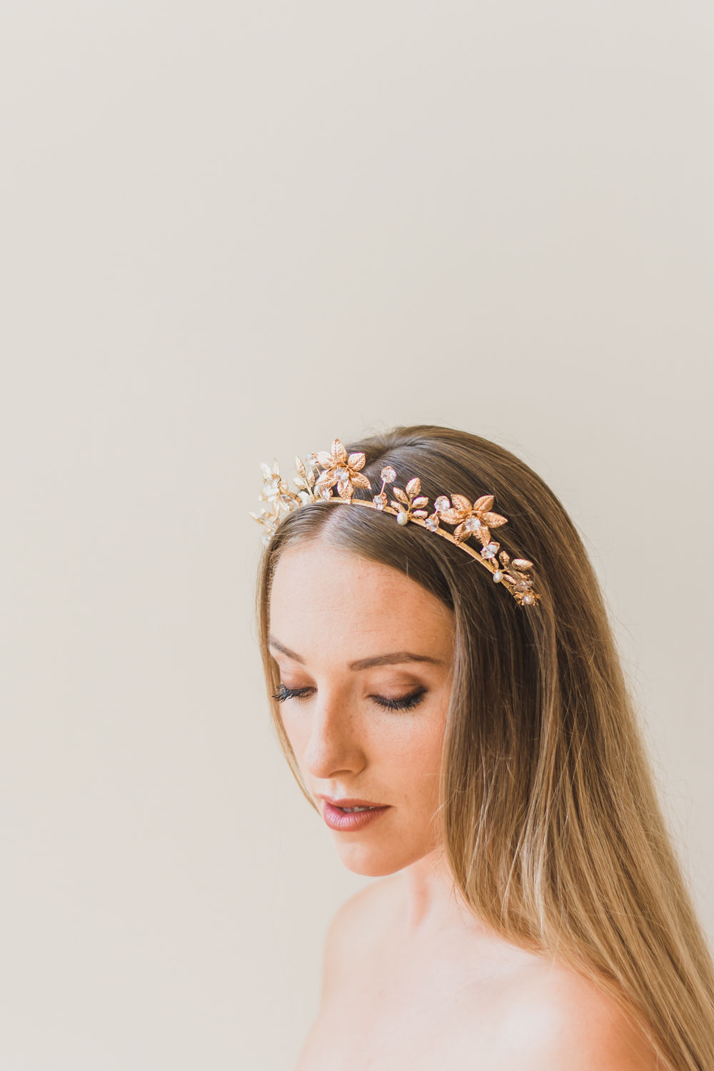 Elegant wedding inspiration in English country mansion Shaw House. Sage green and pink colour scheme, gold hair crown, bridal crown, luxury modern crown